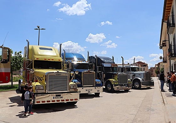 Los camiones y furgones de nuestros abuelos se dieron cita en el Rincón de Ademuz