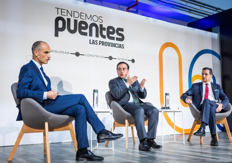 El ministro de Exteriores, José Manuel Albares, junto al director de LAS PROVINCIAS, Jesús Trelis, y Pablo Salazar, jefe de Opinión del periódico.