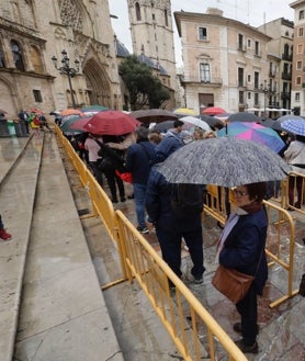 Imagen secundaria 2 - Besamanos en el interior de la Basílica, y colas en el exterior. 