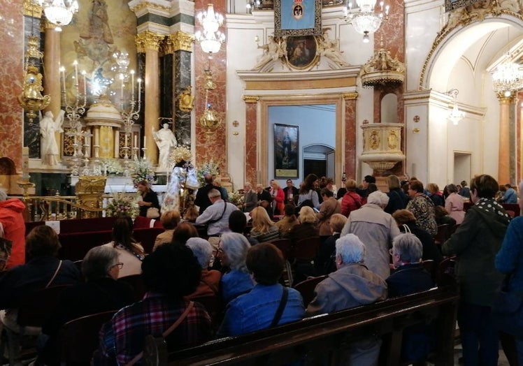 Interior de la Basílica, lleno de devotos.