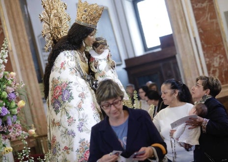 Imagen secundaria 1 - Besamanos en el interior de la Basílica, y colas en el exterior. 