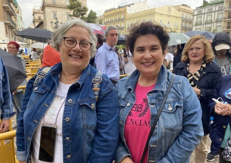 Imagen secundaria 1 - Ana Carrión con una estampa del centenario de la coronación; Lola Gimeno y Alicia Aguilera, recién jubiladas; y el agricultor Miguel Ángel Chover.