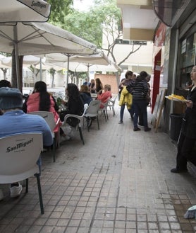 Imagen secundaria 2 - Árboles sin podar en la calle Escultor Salzillo; parque de Doctor Berenguer Ferrer, con la tierra en las aceras y escaso paso para peatones en la calle Pare Esteban Pernet.