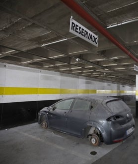 Imagen secundaria 2 - Solar lleno de charcos en Escultor Salzillo; Solar sin uso junto al centro Misericordia y segunda planta del parking de Tres Forques, cerrada,