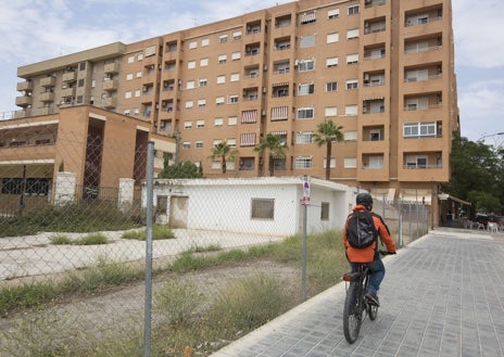 Imagen secundaria 1 - Solar lleno de charcos en Escultor Salzillo; Solar sin uso junto al centro Misericordia y segunda planta del parking de Tres Forques, cerrada,