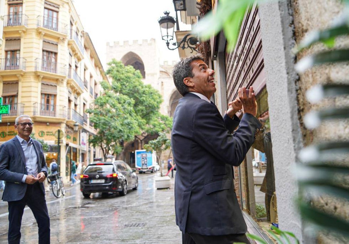 Mazón, durante su recorrido por los comercios del centro histórico en Valencia.