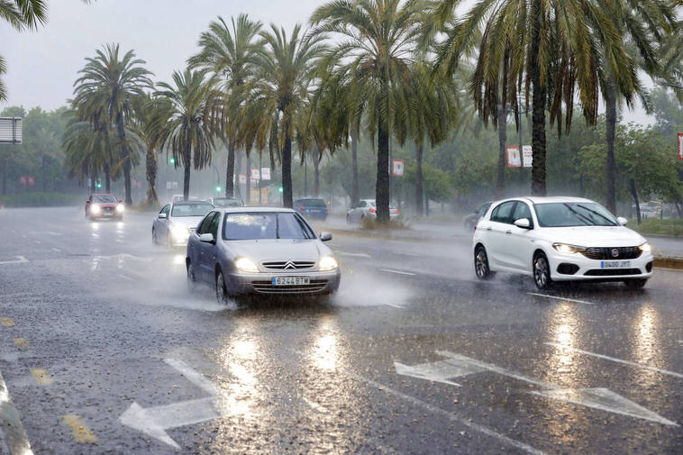 La lluvia ha seguido cayendo esta noche en Valencia.