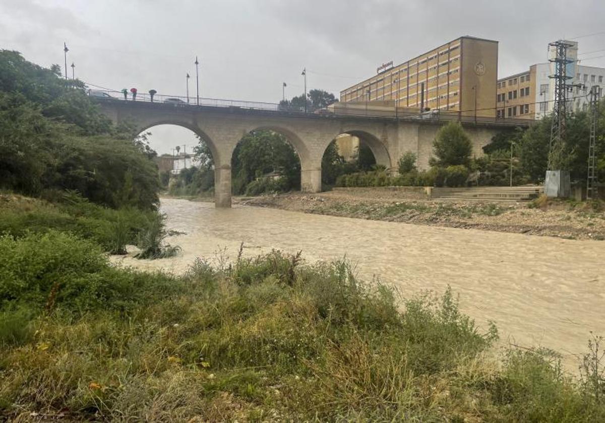 Vista general del caudal del río Clariano a su paso por Ontinyent