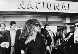 Tina Turner en su llegada a Valencia para actuar en el antiguo Luis Casanova.