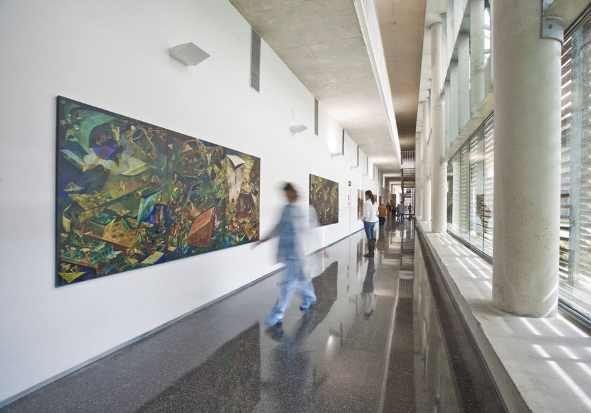 Una de las exposiciones del proyecto cuidArt en un pasillo del Hospital de Dénia.