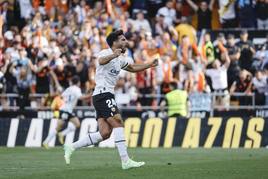 El defensa suizo del Valencia Eray Cömert celebra el gol de su equipo durante el partido correspondiente a la jornada 35