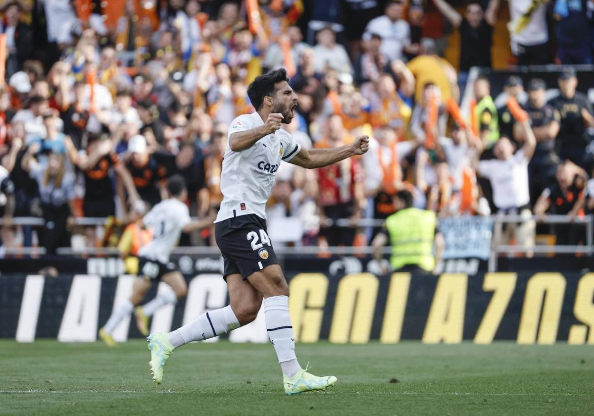 El defensa suizo del Valencia Eray Cömert celebra el gol de su equipo durante el partido correspondiente a la jornada 35