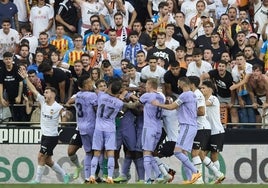 Los jugadores del Valencia y el Real Madrid, enzarzados durante el partido del pasado domingo.