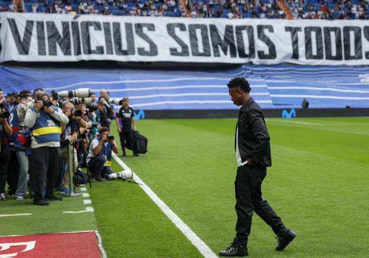 Vinicius, con la pancarta del Bernabéu tras él.