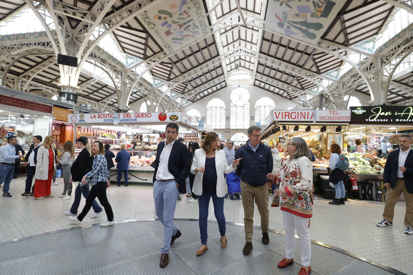 Fotos | Feijóo vuelve a Valencia: del mercado Central a la Fundación Bancaja