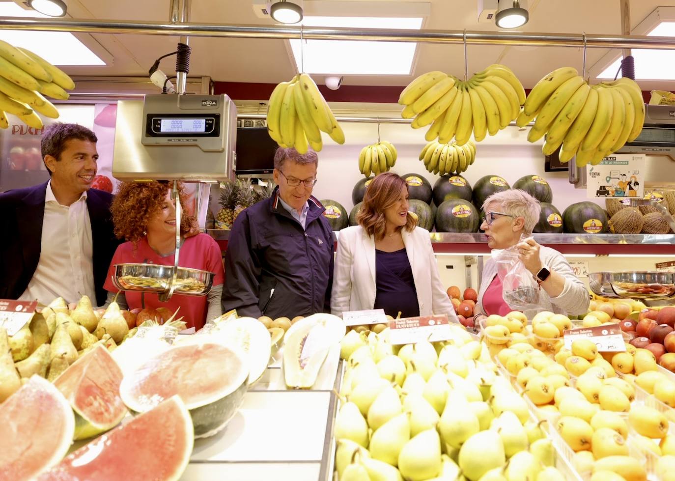 Fotos | Feijóo vuelve a Valencia: del mercado Central a la Fundación Bancaja