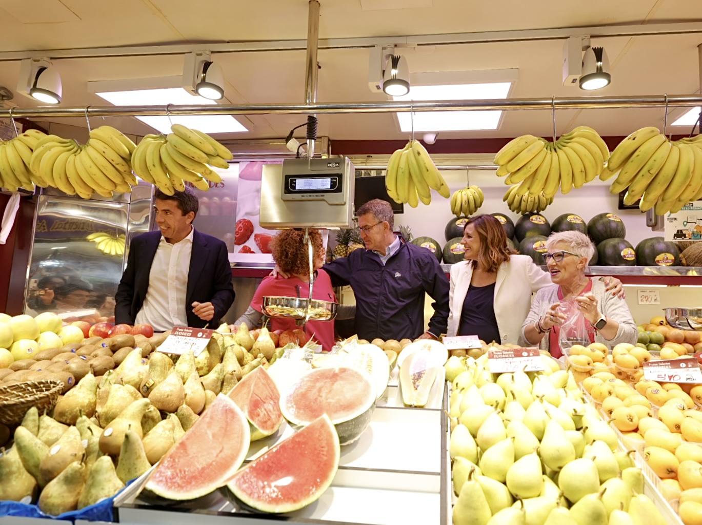 Fotos | Feijóo vuelve a Valencia: del mercado Central a la Fundación Bancaja