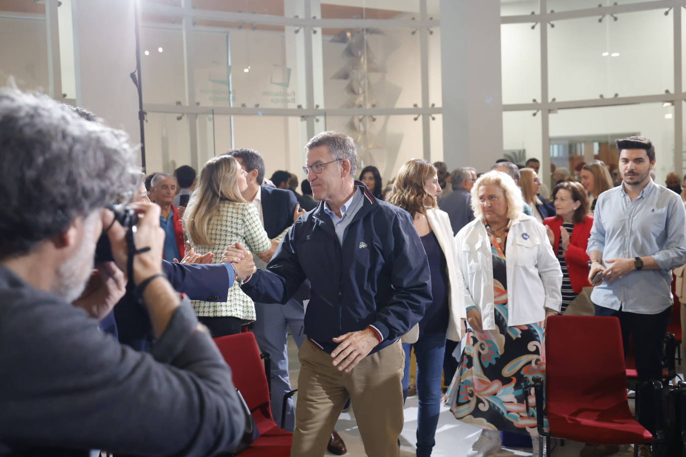 Fotos | Feijóo vuelve a Valencia: del mercado Central a la Fundación Bancaja