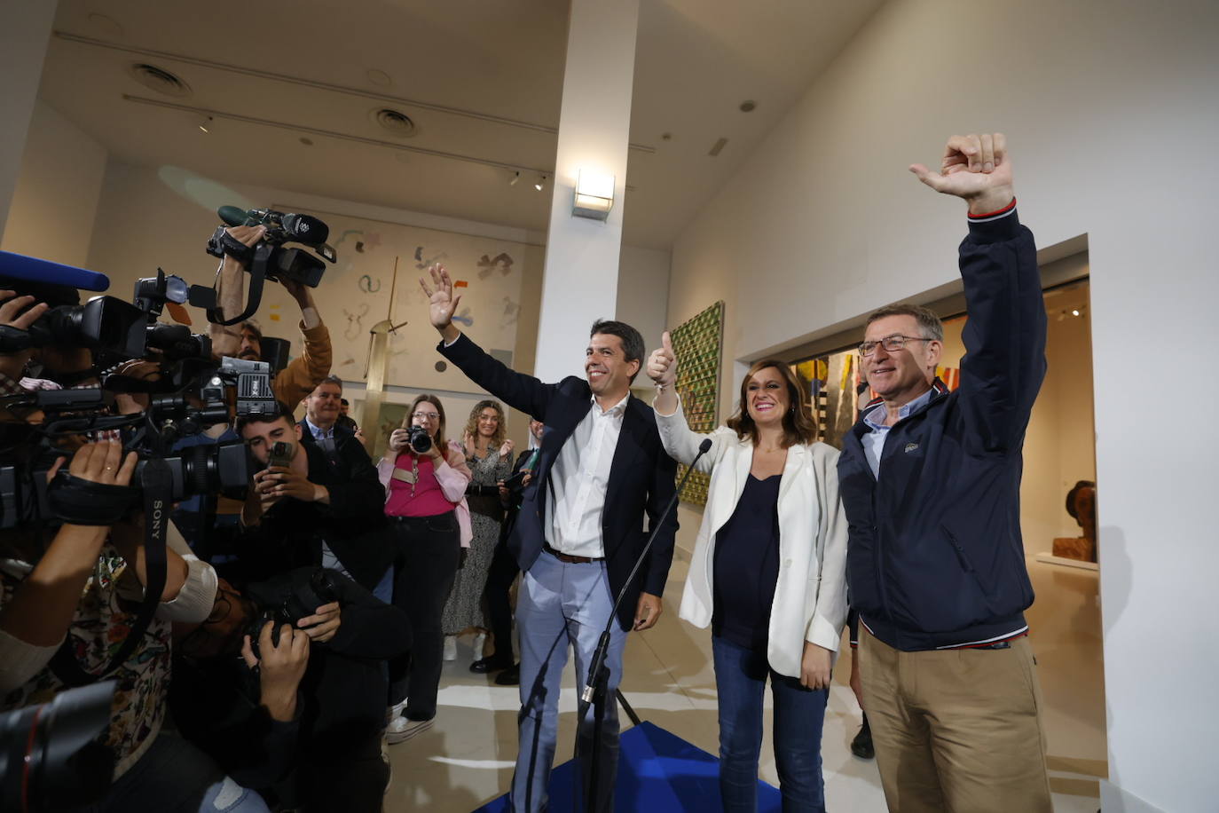 Fotos | Feijóo vuelve a Valencia: del mercado Central a la Fundación Bancaja