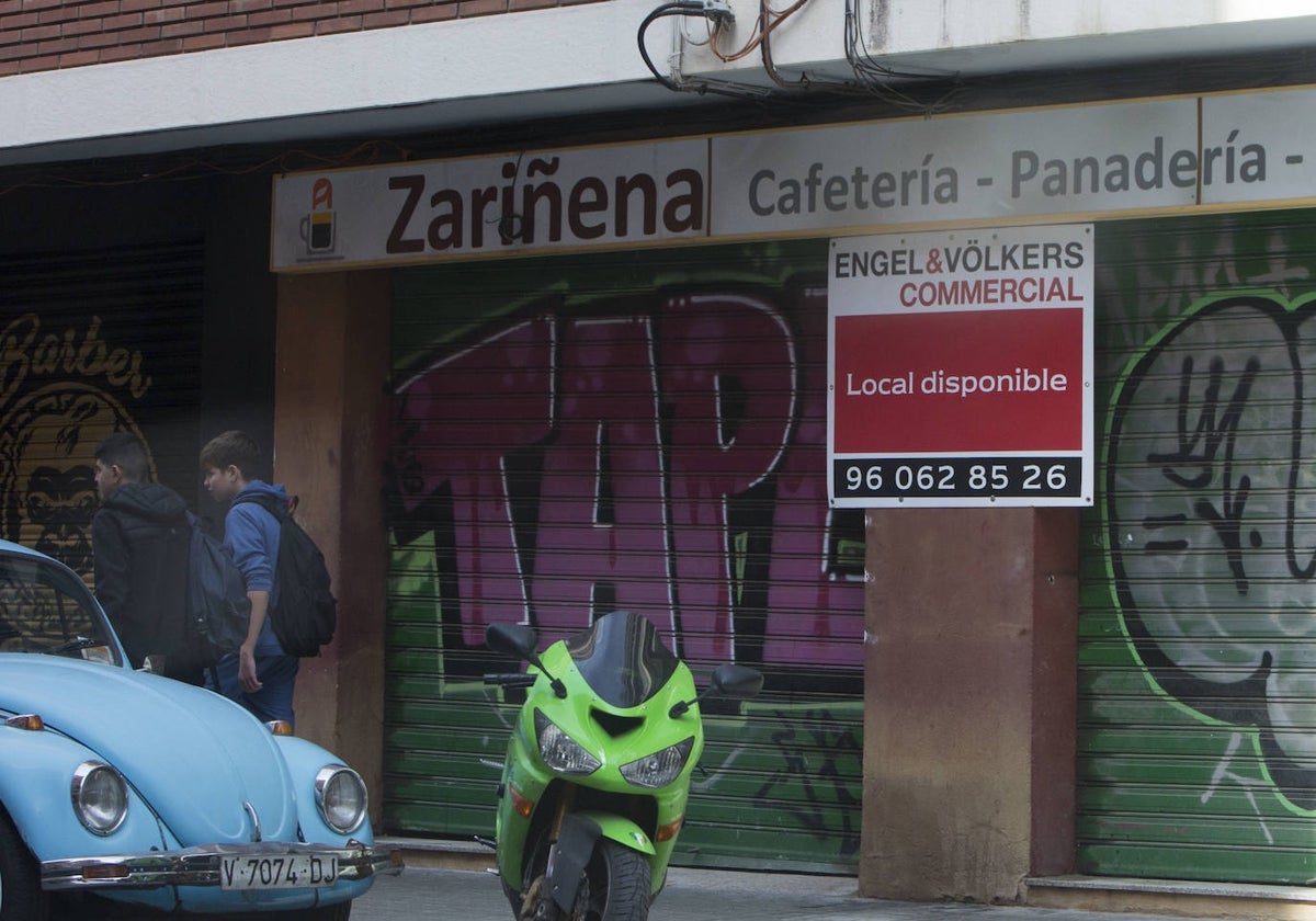 Un local en alquiler en el centro de Valencia, en una imagen de archivo.