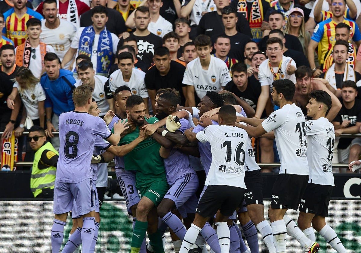 Tumulto de jugadores en el Valencia-Real Madrid.