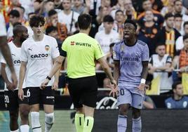 Vinícius protesta al árbitro durante un lance del partido de la pasada jornada