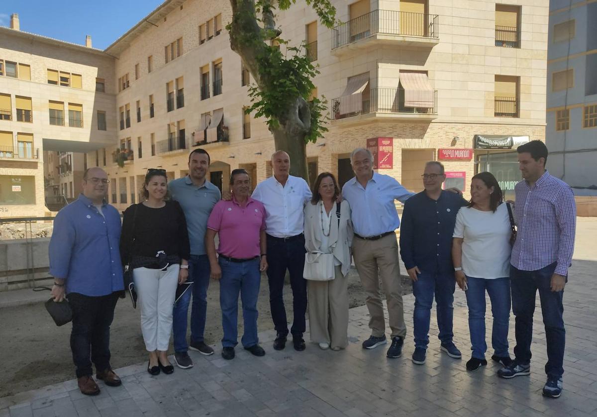 Candidatura del PP de Alzira junto a altos cargos del partido.