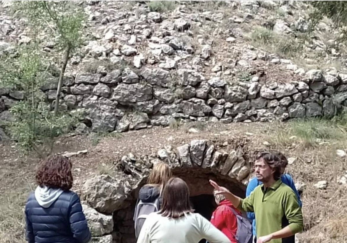 Senderistas durante una ruta guiada por los caminos de los neveros en Serra Mariola.