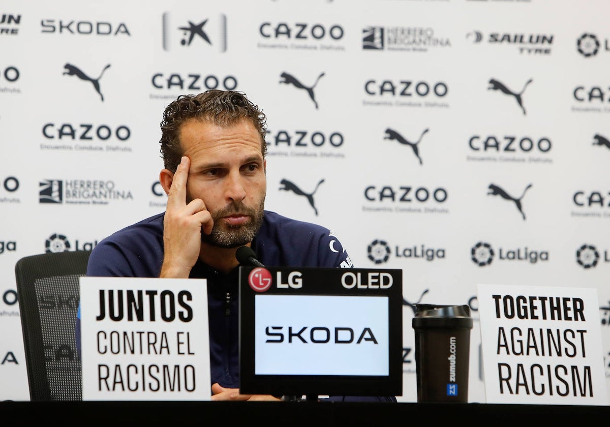 Rubén Baraja, en rueda de prensa en Paterna.