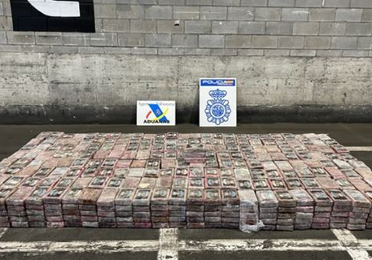 Los paquetes de cocaína intervenidos en la operación policial.