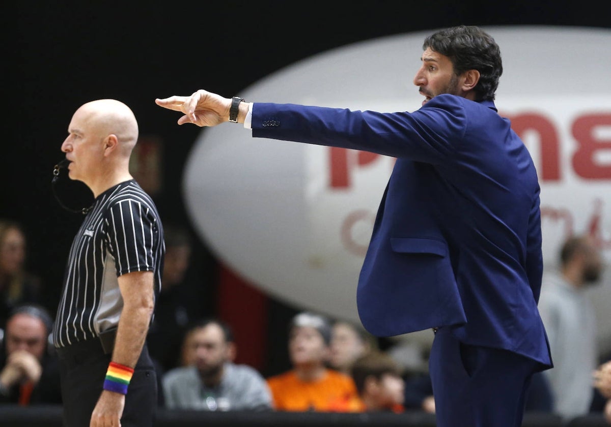 Mumbrú hace indicaciones a sus jugadores durante el partido contra el Gran Canaria en la Fonteta.