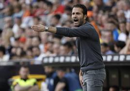 El entrenador del Valencia CF Rubén Baraja, durante el partido correspondiente a la jornada 35 de LaLiga