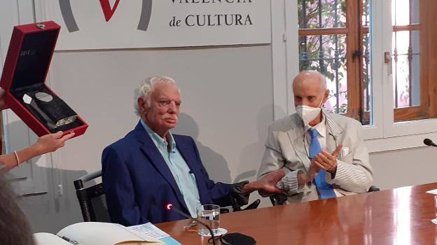 Lluís Miquel Campos, junto a Santiago Grisolía.