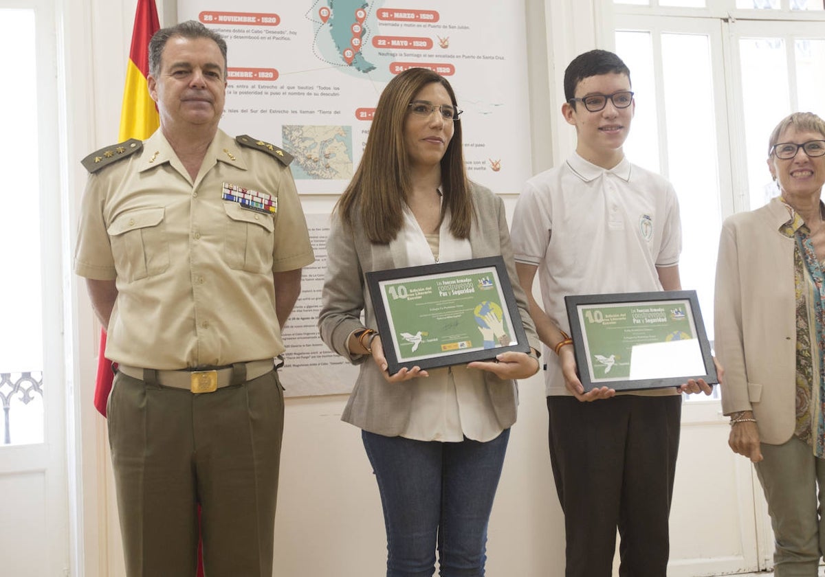 En la imagen el ganador y la finalista junto a Ángel Adán y Rosa Vercher.