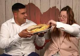 El Patica y su bocadillo de tortilla en 'First Dates'.