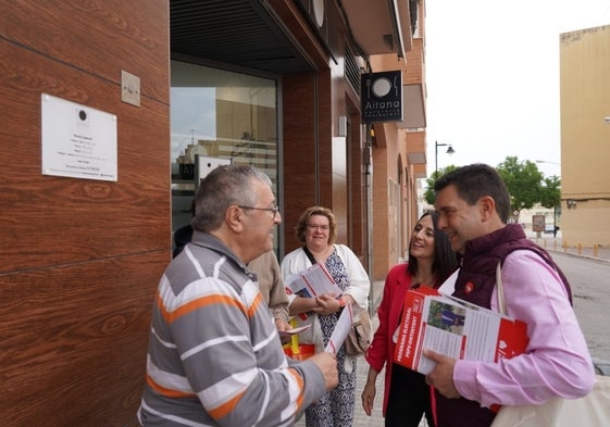 Rebeca Torró junto al candidato socialista a la alcaldía departiendo con vecinos.