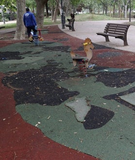 Imagen secundaria 2 - Solar pendiente de convertirlo en parque en la calle Fuente de San Luis con Ausias March; calle Sollana, pendiente de abrir tramos de acera; y parque en mal estado en Hermanos Maristas.