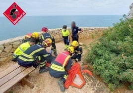 Las labores de rescate en la senda hacia la Cova Tallada.