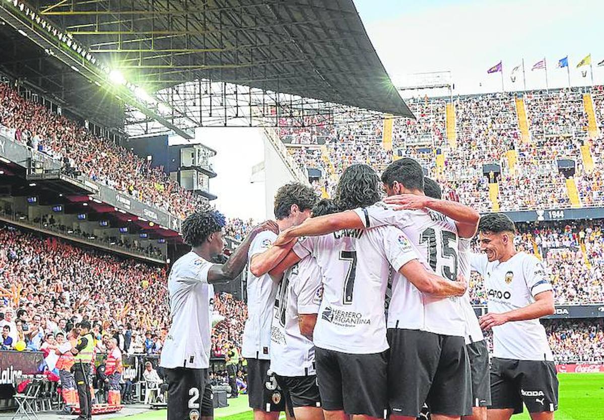 Los jugadores del Valencia celebran un gol en Mestalla.