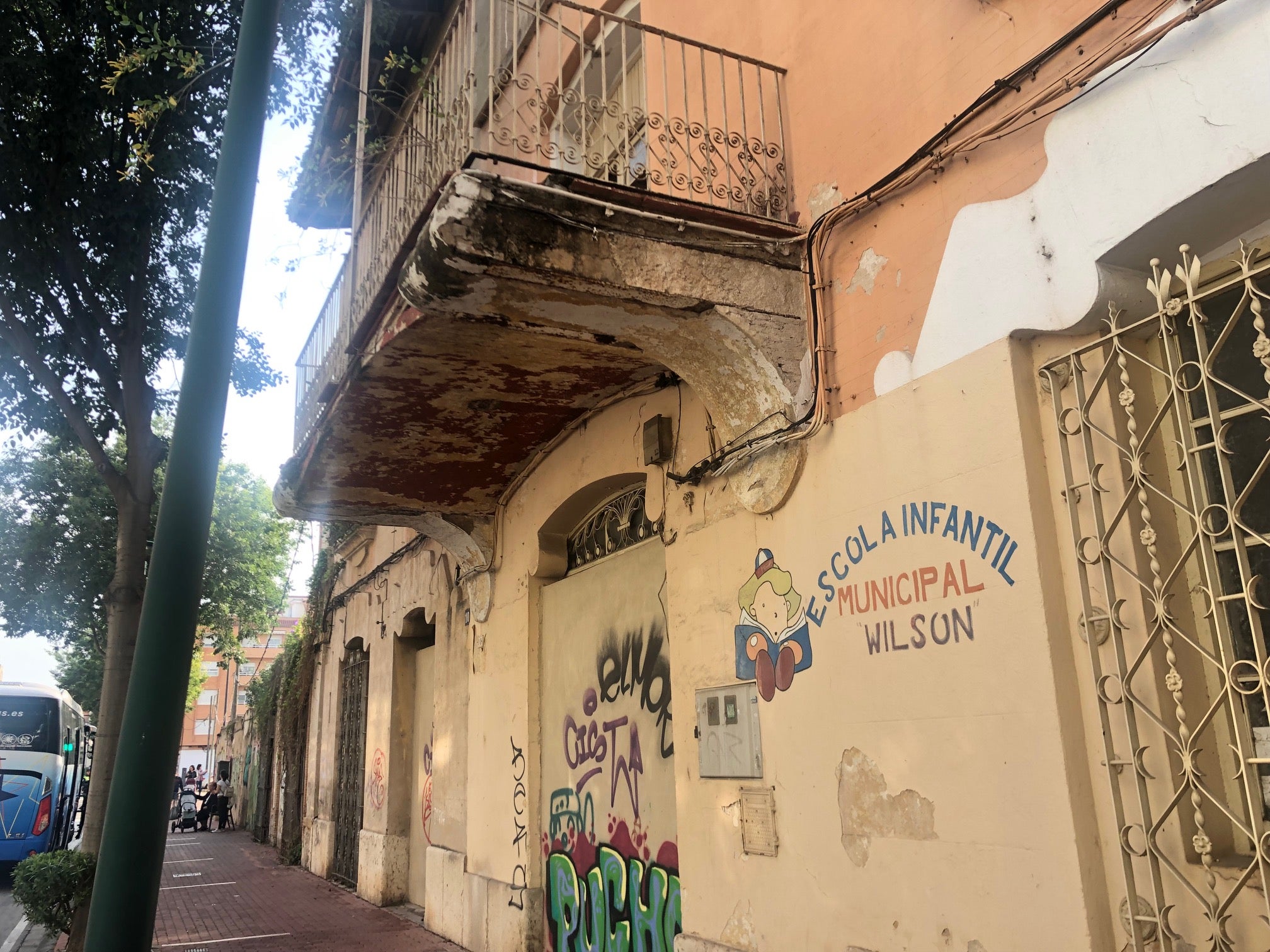 Imagen secundaria 2 - Exterior de la casa Wilson, interior donde se aprecian los daños, ventanas sin protección y grietas en el balcón principal de la casa modernista.