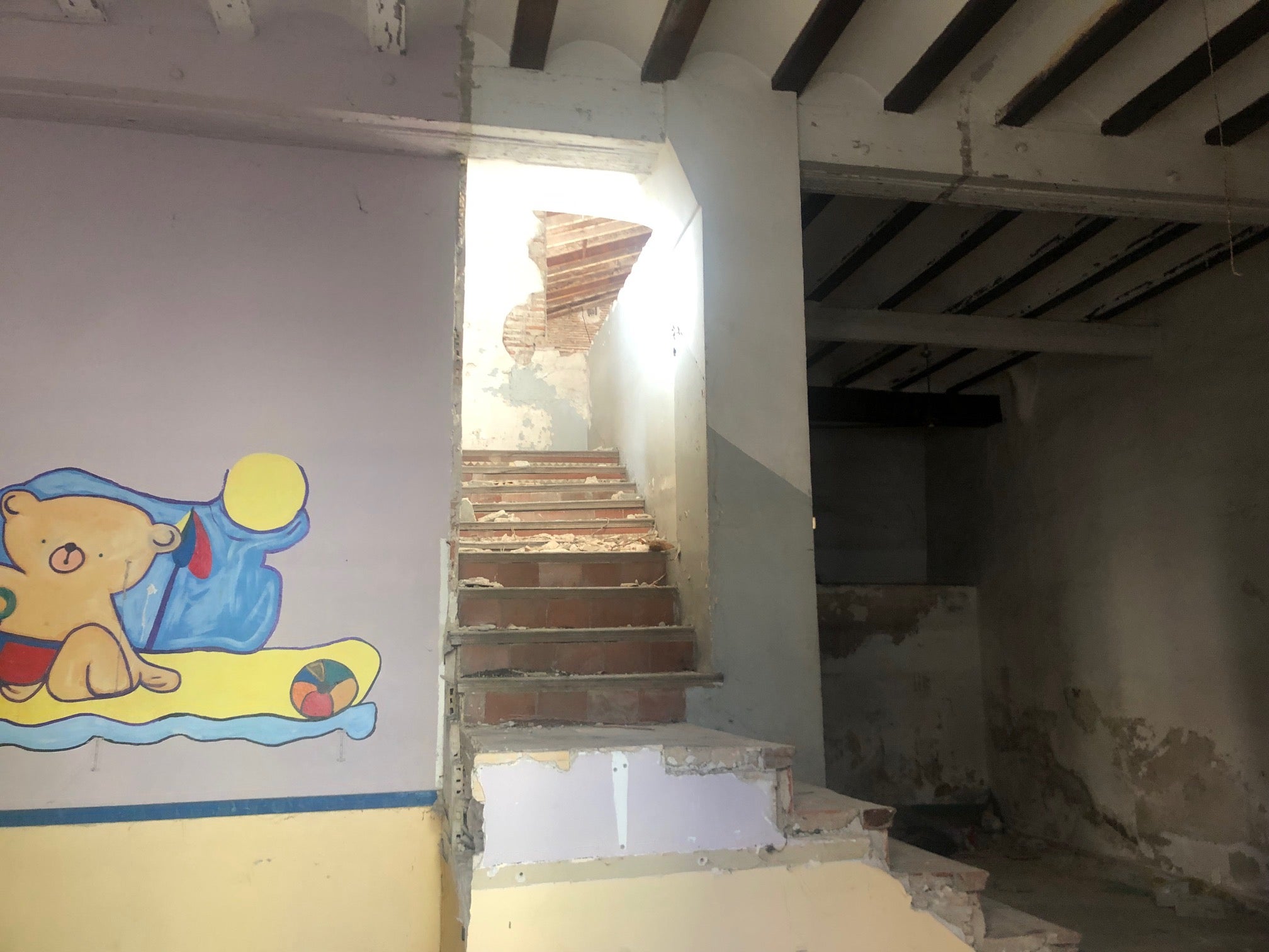 Imagen secundaria 1 - Parte trasera de la casa Wilson, detalle de escaleras con techo hundido y una parte de la fachada dañada.