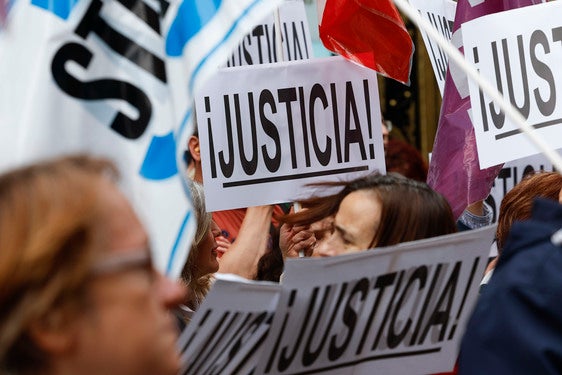 Protesta de los funcionarios de Justicia durante la huelga que sigue activa.