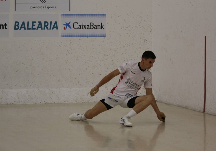 Tonet IV para una pelota durante la partida de este viernes en Piles.