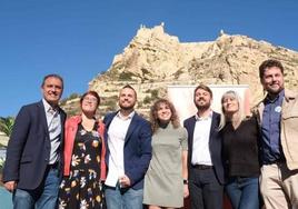 Rafa Mas, candidato a la alcaldía de Alicante por Compromís, junto a sus compañeros en la coalición.