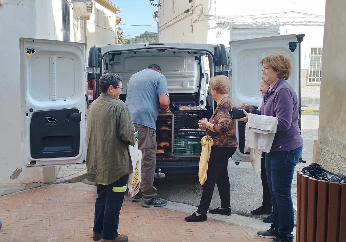 Vecinas de Aielo de Rugat compran el pan al panadero ambulante.