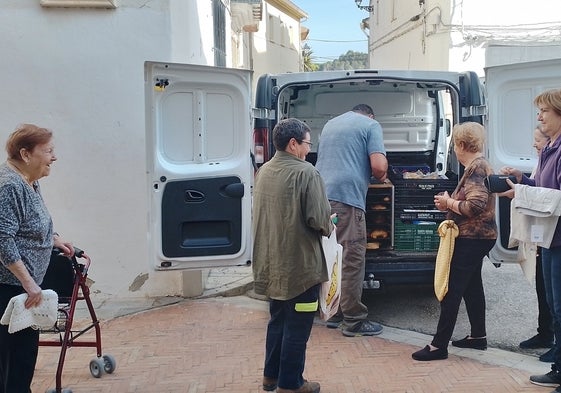 Vecinas de Aielo de Rugat compran el pan al panadero ambulante.