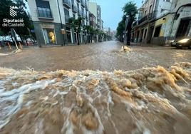 El agua ha inundado calles y casas.