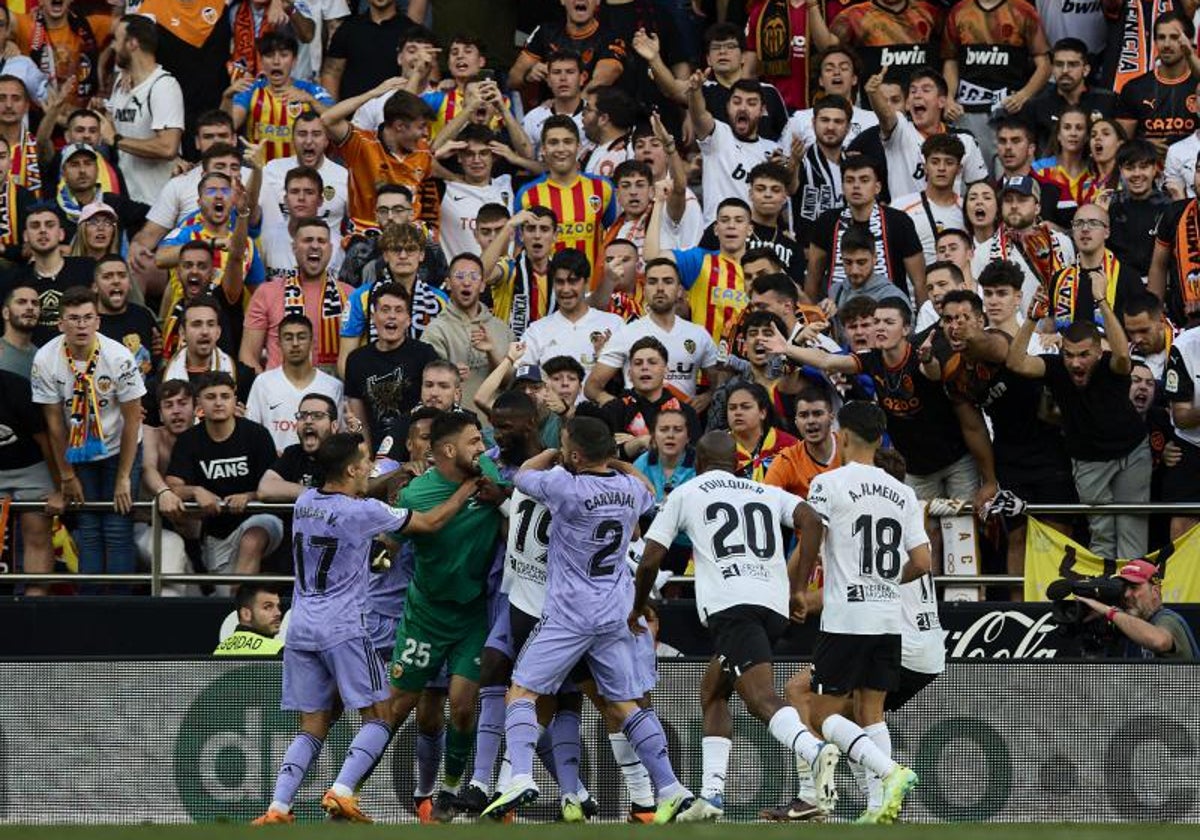 Tangana generada durante el Valencia-Real Madrid