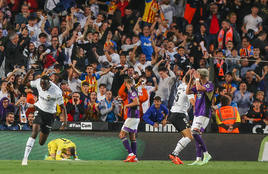 Mestalla prepara una pañolada de apoyo a Diakhaby en el minuto 12 contra el Espanyol