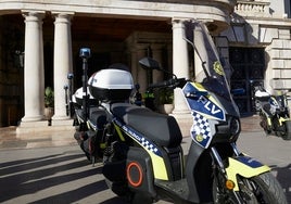 Varias motos de la Policía Local junto a la puerta del Ayuntamiento.